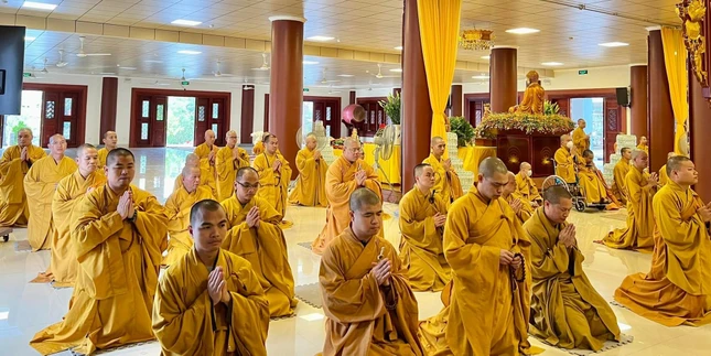 Chư Tăng hành lễ bố-tát theo nghi thức thiền môn