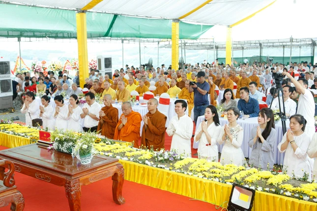 Hòa thượng Thích Bửu Chánh, tân trụ trì thiền viện Tịnh Lạc dâng lời phát nguyện Hòa thượng Thích Bửu Chánh, tân trụ trì thiền viện Tịnh Lạc dâng lời phát nguyện