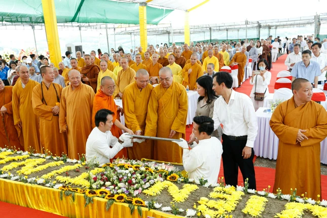 Hòa thượng Thích Thanh Nhiễu đặt viên đá đầu tiên Hòa thượng Thích Thanh Nhiễu đặt viên đá đầu tiên