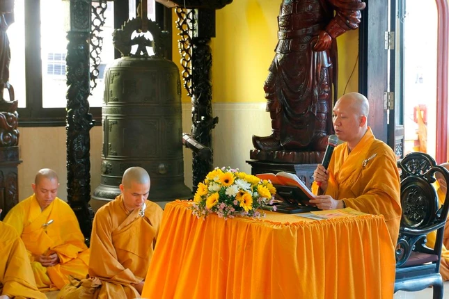 Thượng tọa Thích Minh Thành trùng tuyên giới Tỳ-kheo và Bồ-tát giữa đại chúng Thượng tọa Thích Minh Thành trùng tuyên giới Tỳ-kheo và Bồ-tát giữa đại chúng