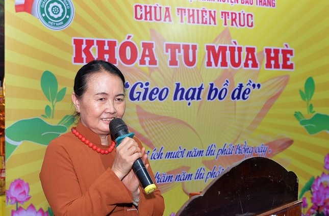 Cư sĩ Diệu Nhân - Nguyễn Thị Xuân Loan phát biểu