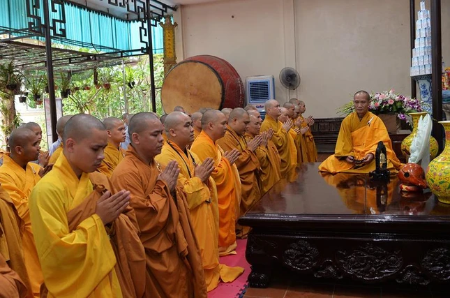 Đại diện chư Tăng dâng lời tác bạch