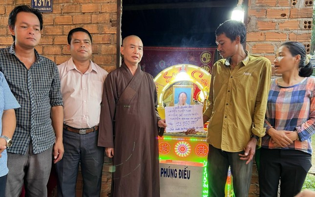 Đại đức Thích Tâm Trí đại diện đoàn trao tiền hỗ trợ đến gia đình Đại đức Thích Tâm Trí đại diện đoàn trao tiền hỗ trợ đến gia đình