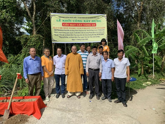 Đại đức Thích Nhuận Trí cùng đại diện chính quyền địa phương, các mạnh thường quân trong lễ khởi công xây dựng cầu nông thôn thứ 23 Đại đức Thích Nhuận Trí cùng đại diện chính quyền địa phương, các mạnh thường quân trong lễ khởi công xây dựng cầu nông thôn thứ 23