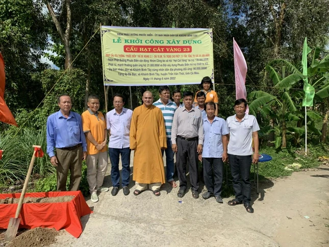 Đại đức Thích Nhuận Trí cùng đại diện chính quyền địa phương, các mạnh thường quân trong lễ khởi công xây dựng cầu nông thôn thứ 23 Đại đức Thích Nhuận Trí cùng đại diện chính quyền địa phương, các mạnh thường quân trong lễ khởi công xây dựng cầu nông thôn thứ 23