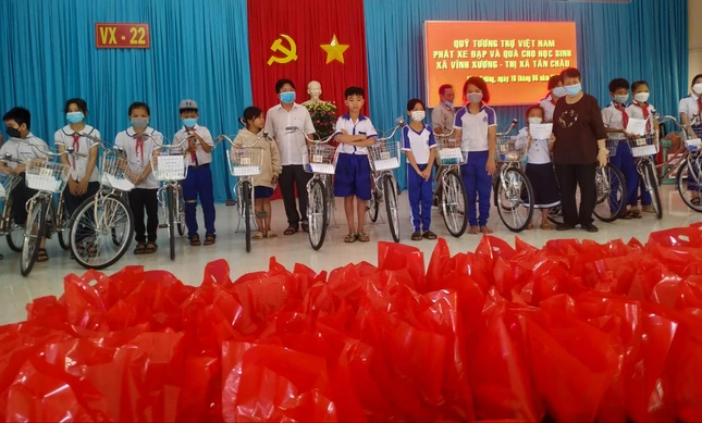 Các em học sinh được nhận xe đạp