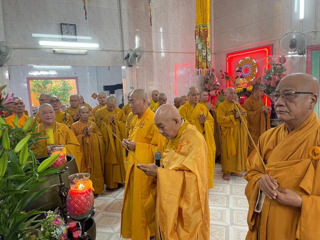 Chư tôn đức niêm hương bạch Phật