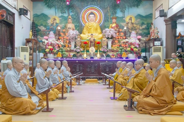 Hành giả trang nghiêm lắng nghe trùng tuyên giới luật Hành giả trang nghiêm lắng nghe trùng tuyên giới luật