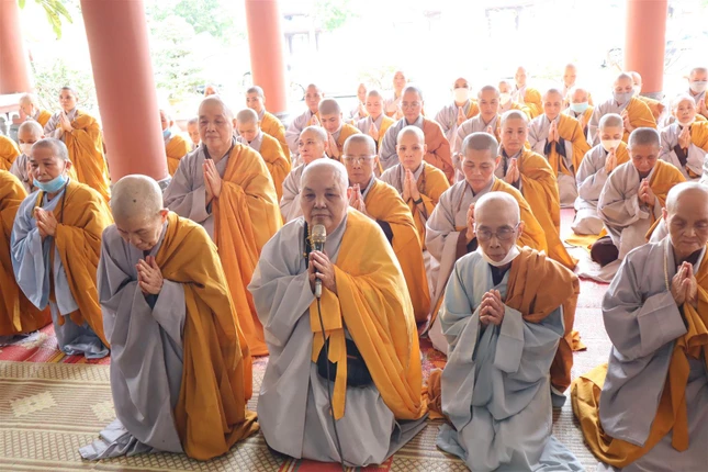 Ni trưởng Thích Đàm Thảo và chư Ni tác bạch cầu pháp an cư trước đại Tăng Ni trưởng Thích Đàm Thảo và chư Ni tác bạch cầu pháp an cư trước đại Tăng