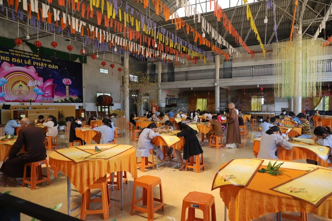 Quang cảnh buổi chép kinh tại chùa Liên Hoa - Ảnh: Hữu Thiện - Hữu Phước