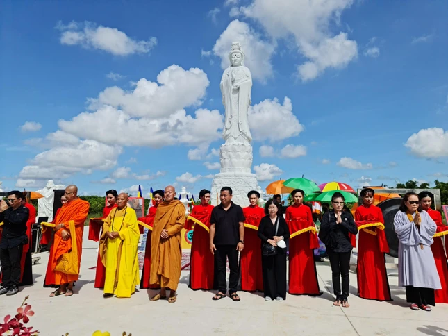Lễ cắt băng khánh thành tôn tượng Bồ-tát Quan Thế Âm tại khuôn viên chùa