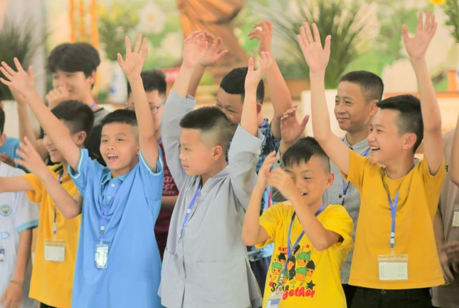 Các bạn nhỏ hào hứng tham gia các trò chơi dân gian tại khóa tu “Đạo đức mùa hè” chùa Viên Quang