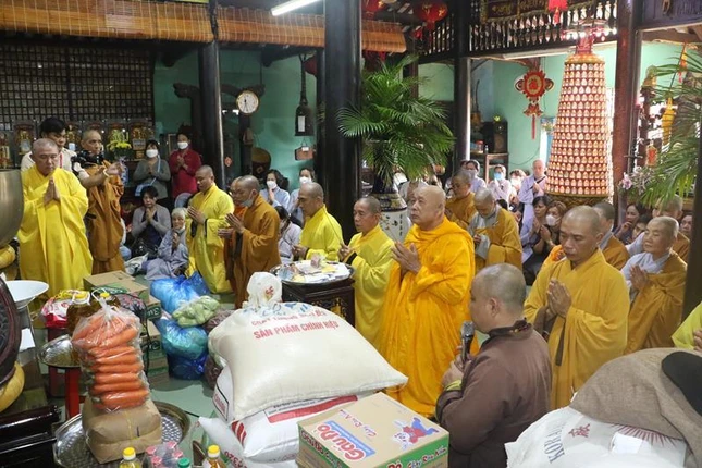 Đoàn dâng hương đảnh lễ Tam bảo