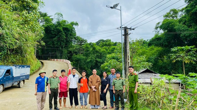 Bàn giao công trình đèn điện năng lượng mặt trời chiếu sáng tại bản Suối Tôn