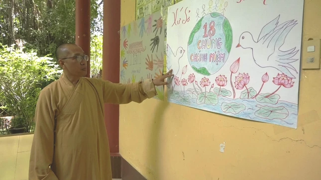 Đại đức Thích Phước Huệ xem những bức tranh do các khóa sinh vẽ