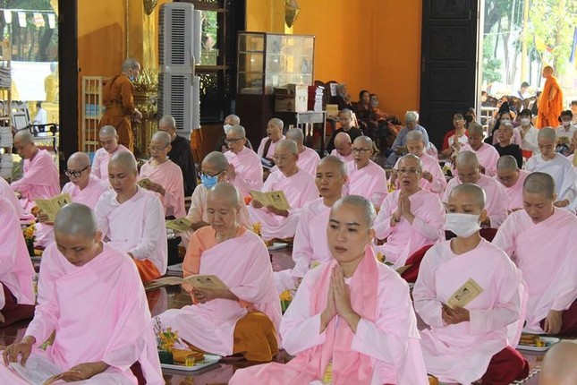 Tín nữ phát tâm xuất gia gieo duyên