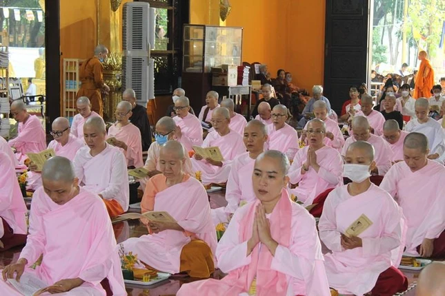 Tín nữ phát tâm xuất gia gieo duyên