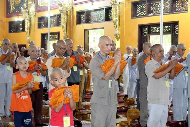 Cử hành nghi thức xuất gia gieo duyên