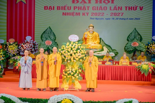 Thượng tọa Thích Thanh Phong thay mặt Ban Trị sự Phật giáo các tỉnh, thành phố tặng hoa chúc mừng đại hội