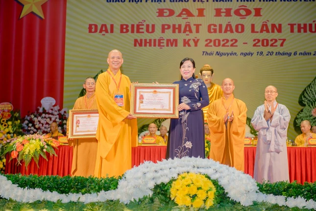 Trao tặng Huân chương Lao động hạng Ba của Chủ tịch nước Nguyễn Xuân Phúc