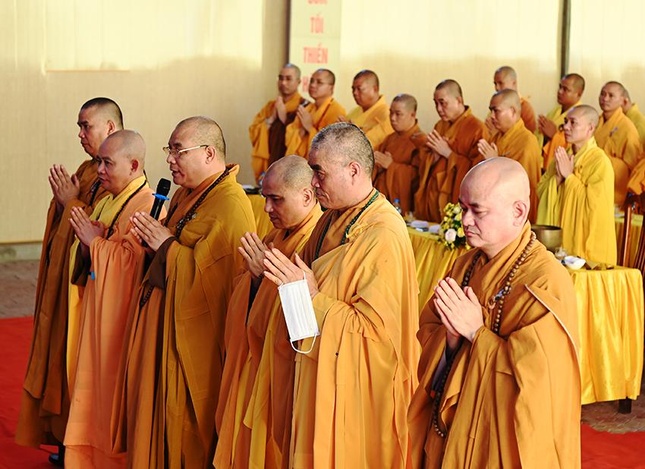 Đại diện Ban Chức sự hạ trường và chư hành giả an cư dâng lời tác bạch