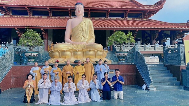 Phật tử tham gia chuyến cúng dường các trường hạ của Phật giáo huyện Bình Chánh