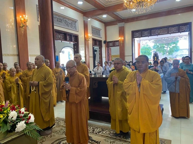 Thượng tọa Thích Huệ Minh tác bạch cúng dường Thượng tọa Thích Huệ Minh tác bạch cúng dường