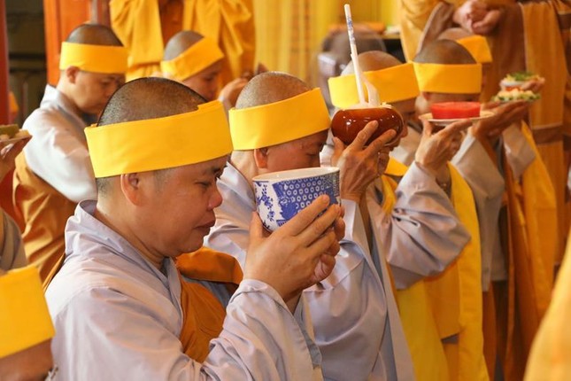 Môn đồ pháp quyến dâng phạn thực cúng dường