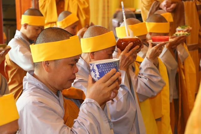 Môn đồ pháp quyến dâng phạn thực cúng dường