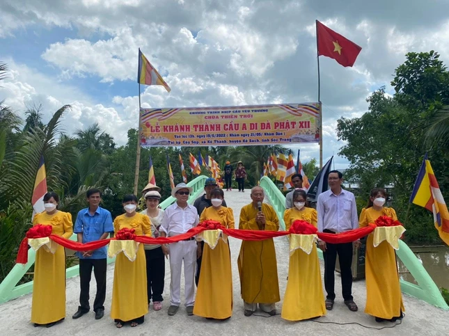 Cắt băng khánh thành cầu A Di Đà Phật