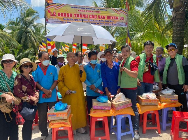 Trao quà đến bà con nghèo ở điểm khánh thành cầu Vạn Duyên