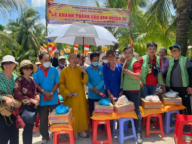 Trao quà đến bà con nghèo ở điểm khánh thành cầu Vạn Duyên