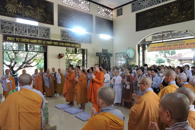 Hòa thượng Minh Hóa thay mặt đoàn tác bạch cúng dường