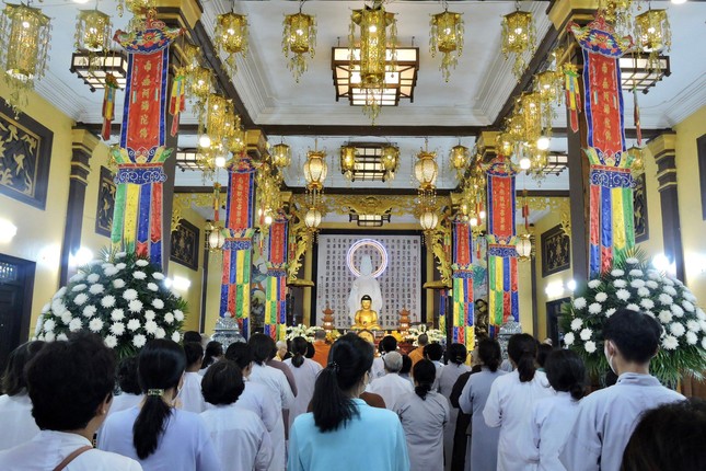 Đông đảo Phật tử tham gia chuyến cúng dường các trường hạ tại TP.HCM do pháp viện Minh Đăng Quang tổ chức
