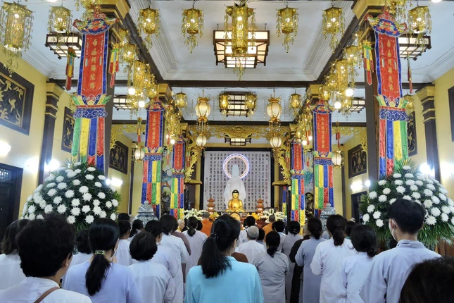Đông đảo Phật tử tham gia chuyến cúng dường các trường hạ tại TP.HCM do pháp viện Minh Đăng Quang tổ chức