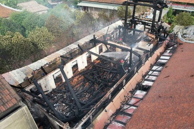 Ngọn lửa bùng lên thiêu rụi toàn bộ 7 gian nhà gỗ và nhiều nội thất, kinh sách