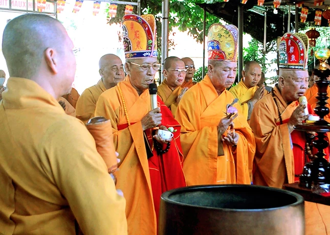 Chư tôn đức thực hiện nghi thức sái tịnh