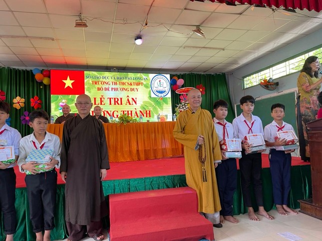 Trao phần thưởng cho các em học sinh