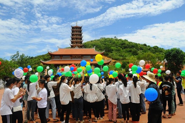 Các học sinh thả bóng bay gửi theo điều mơ ước Các học sinh thả bóng bay gửi theo điều mơ ước