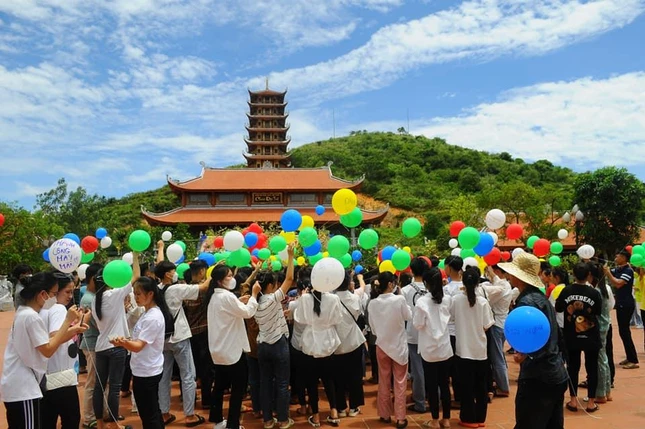 Các học sinh thả bóng bay gửi theo điều mơ ước Các học sinh thả bóng bay gửi theo điều mơ ước