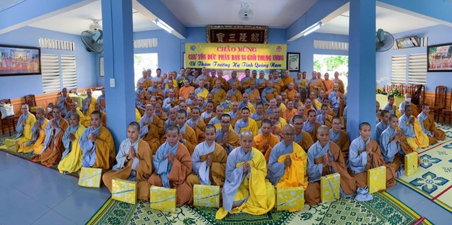 Chư hành giả Ni chụp ảnh lưu niệm cùng đoàn Phân ban Ni giới Trung ương Chư hành giả Ni chụp ảnh lưu niệm cùng đoàn Phân ban Ni giới Trung ương