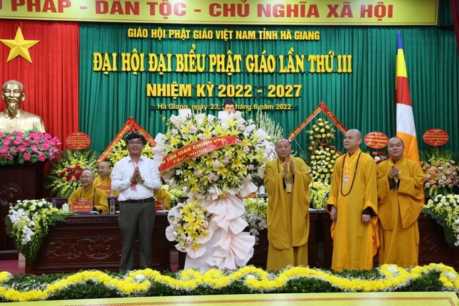 Đại diện Ban Tôn giáo Chính phủ tặng hoa chúc mừng đại hội