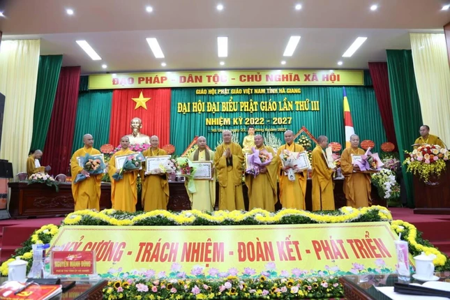 Trao tặng Bằng tuyên dương công đức