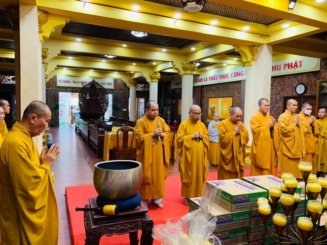 Tác bạch cúng dường tại trường hạ chùa Minh Đạo – Điểm bố-tát Tập trung của Phật giáo quận 3 Tác bạch cúng dường tại trường hạ chùa Minh Đạo – Điểm bố-tát Tập trung của Phật giáo quận 3