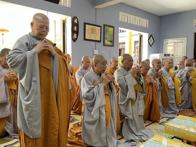 Chư tôn đức Ni dâng hương đảnh lễ Tam bảo Chư tôn đức Ni dâng hương đảnh lễ Tam bảo