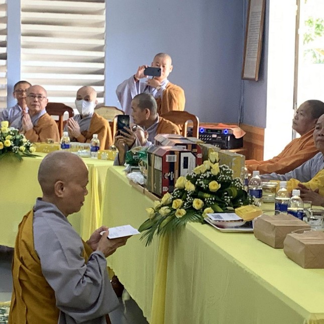 Ni trưởng Thích nữ Giải Thiện cung kính đón nhận bức tâm thư của Ni trưởng Thích nữ Tịnh Nguyện, Trưởng Phân ban Ni giới Trung ương Ni trưởng Thích nữ Giải Thiện cung kính đón nhận bức tâm thư của Ni trưởng Thích nữ Tịnh Nguyện, Trưởng Phân ban Ni giới Trung ương