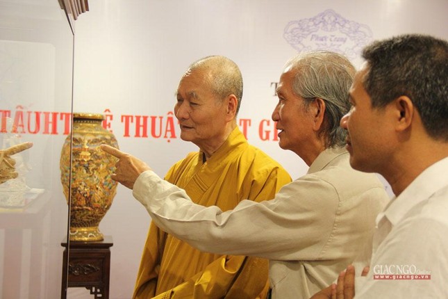 Nhà nghiên cứu Trần Đình Sơn giới thiệu cố vật đến Hòa thượng Thích Hải Ấn