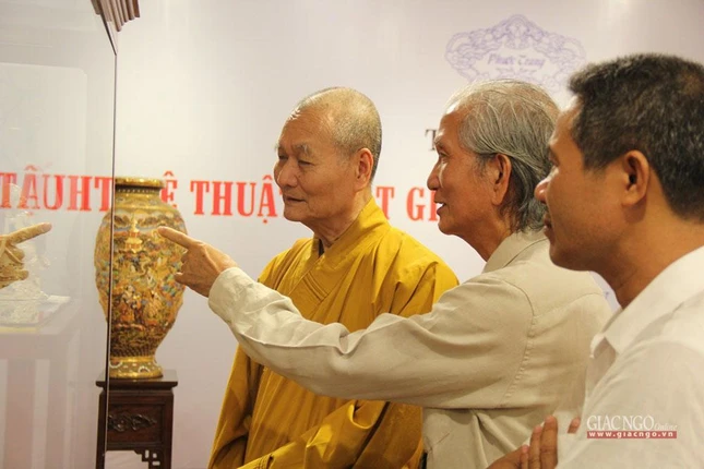 Nhà nghiên cứu Trần Đình Sơn giới thiệu cố vật đến Hòa thượng Thích Hải Ấn Nhà nghiên cứu Trần Đình Sơn giới thiệu cố vật đến Hòa thượng Thích Hải Ấn