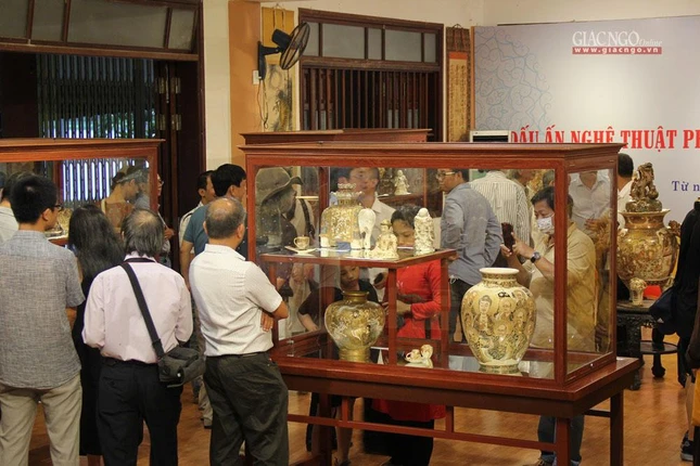 Các nhà nghiên cứu, quan khách đến thưởng lãm Các nhà nghiên cứu, quan khách đến thưởng lãm