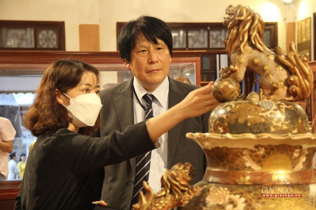 Ông Yakabe Yoshinori, Tổng Lãnh sự Nhật Bản tại Đà Nẵng nghe giới thiệu về cổ vật nước nhà tại Việt Nam